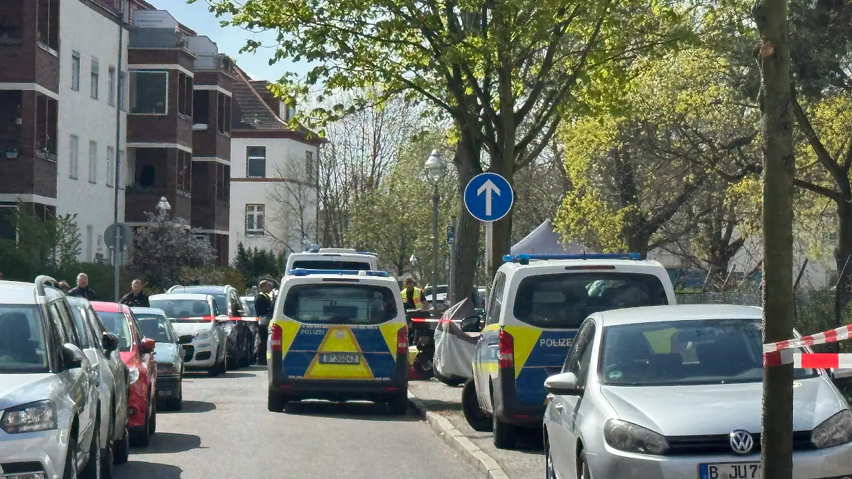 Die Polizei ist nach der Tat in Berlin-Reinickendorf vor Ort.