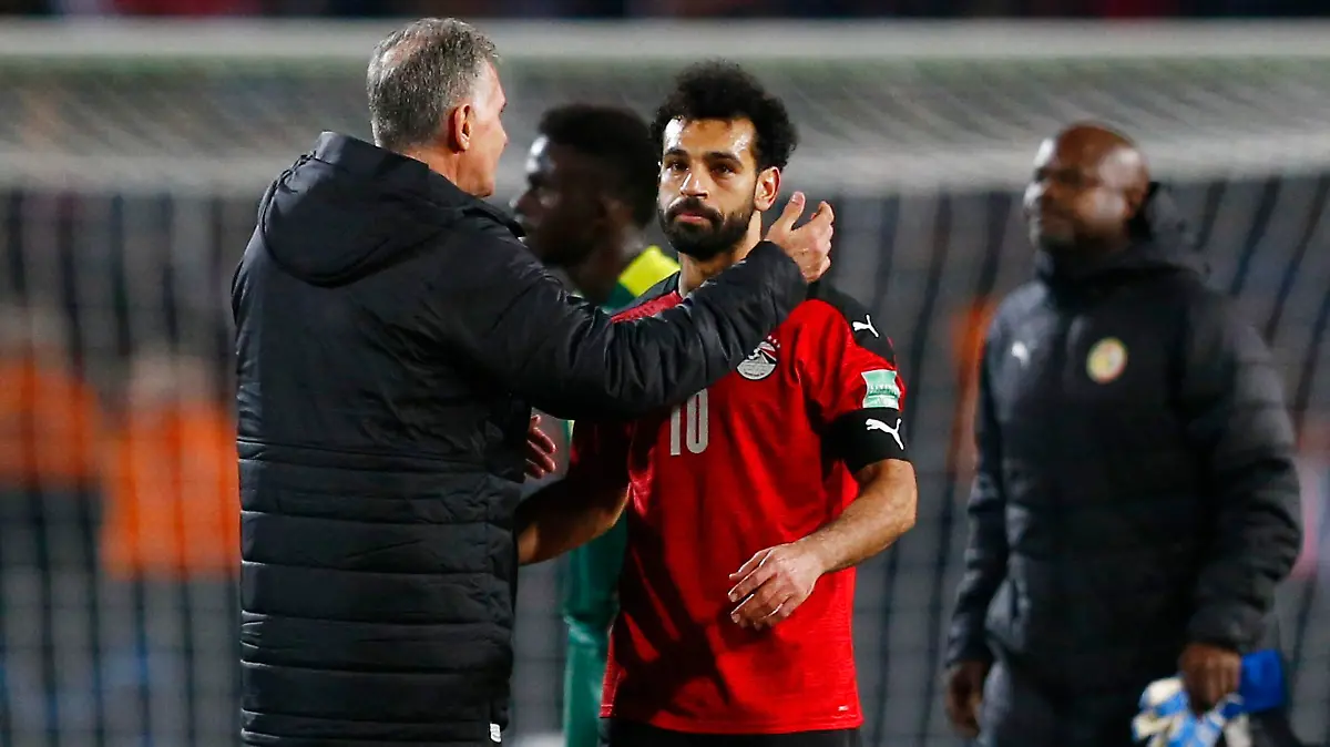 Soccer Football - World Cup - African Qualifiers - Egypt v Senegal - Cairo International Stadium, Cairo, Egypt - March 25, 2022 Egypt's Mohamed Salah celebrates with coach Carlos Queiroz after the match REUTERS/Amr Abdallah Dalsh