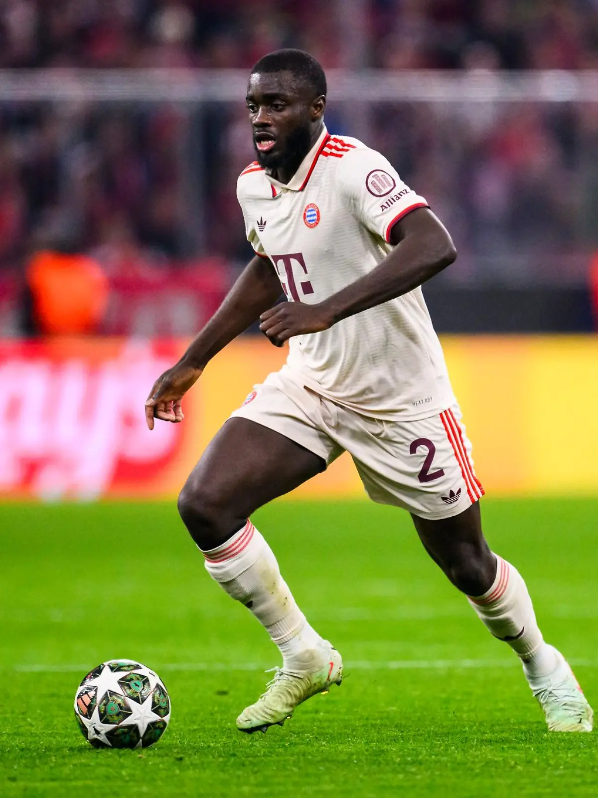 Bild zu: "Schreck-Moment! Bayern-Star kollidiert mit Fahrradfahrerin mit Kind"