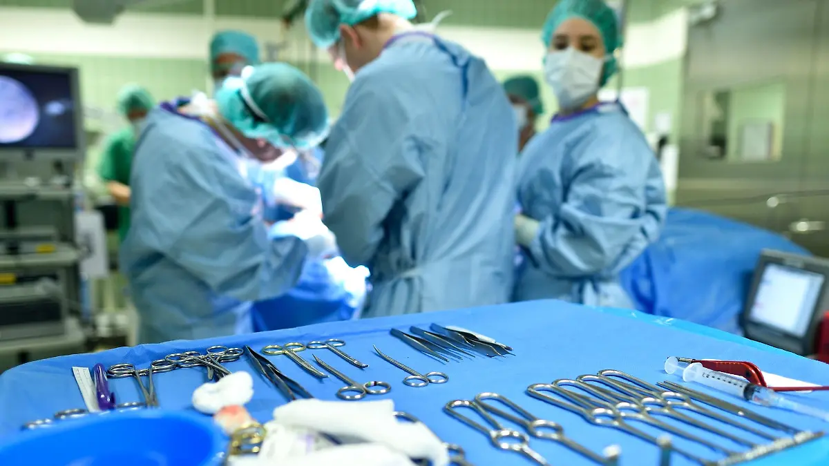 Chirurgen-Team im OP-Saal (Symbolbild)