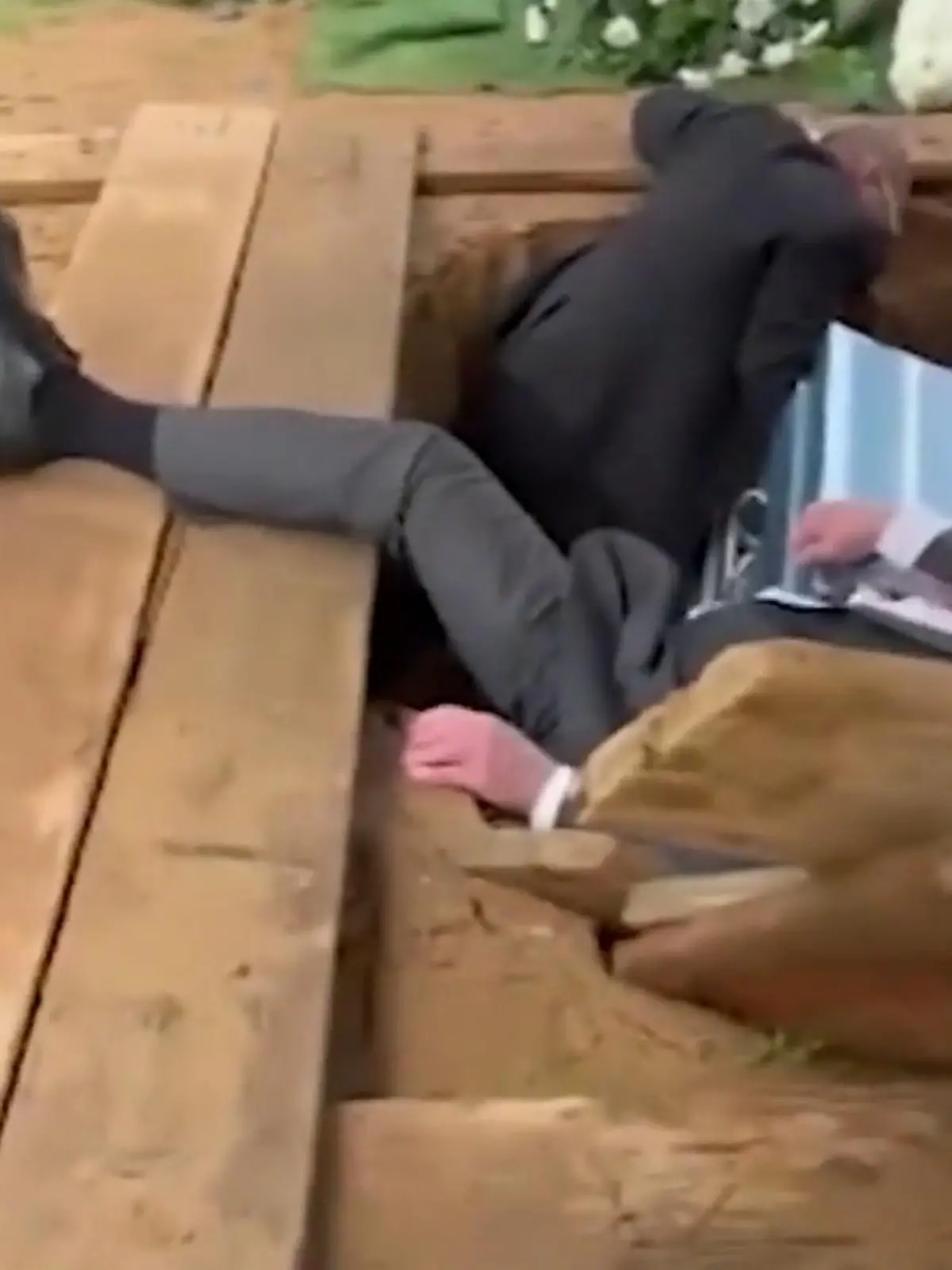 Bild zu: "Sohn von Sarg eingeklemmt! Familie stürzt bei Trauerfeier ins Grab"