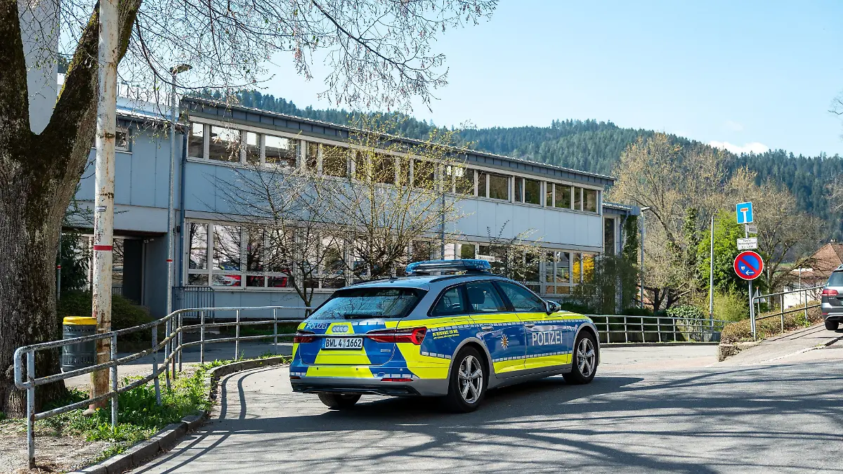 Polizeiautos stehen in der Landenbergerstraße in Schramberg. In Baden-Württemberg ist ein Mann nach einem Schusswaffengebrauch durch die Polizei gestorben. 