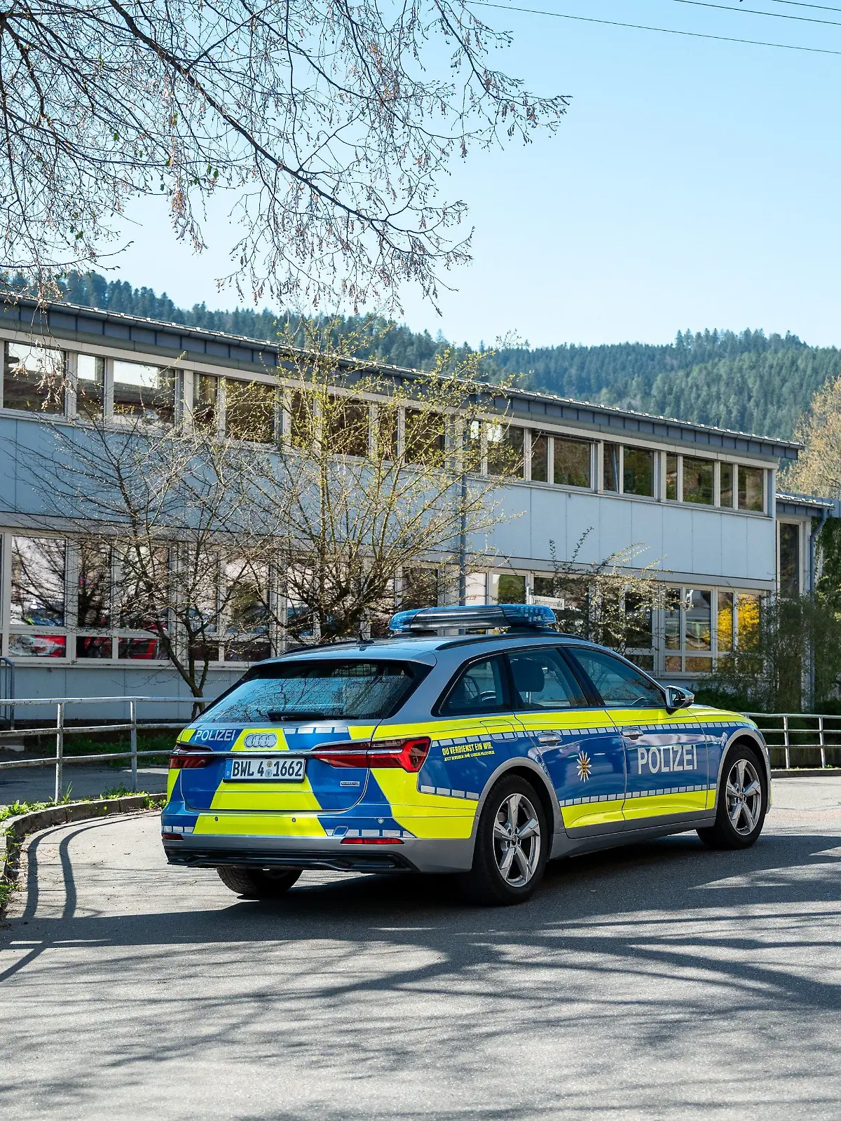 Polizeiautos stehen in der Landenbergerstraße in Schramberg. In Baden-Württemberg ist ein Mann nach einem Schusswaffengebrauch durch die Polizei gestorben. 