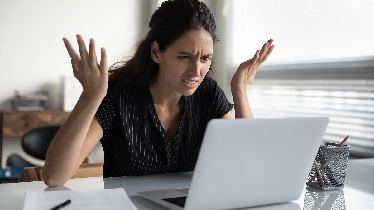 Frau ärgert sich bei der Jobsuche