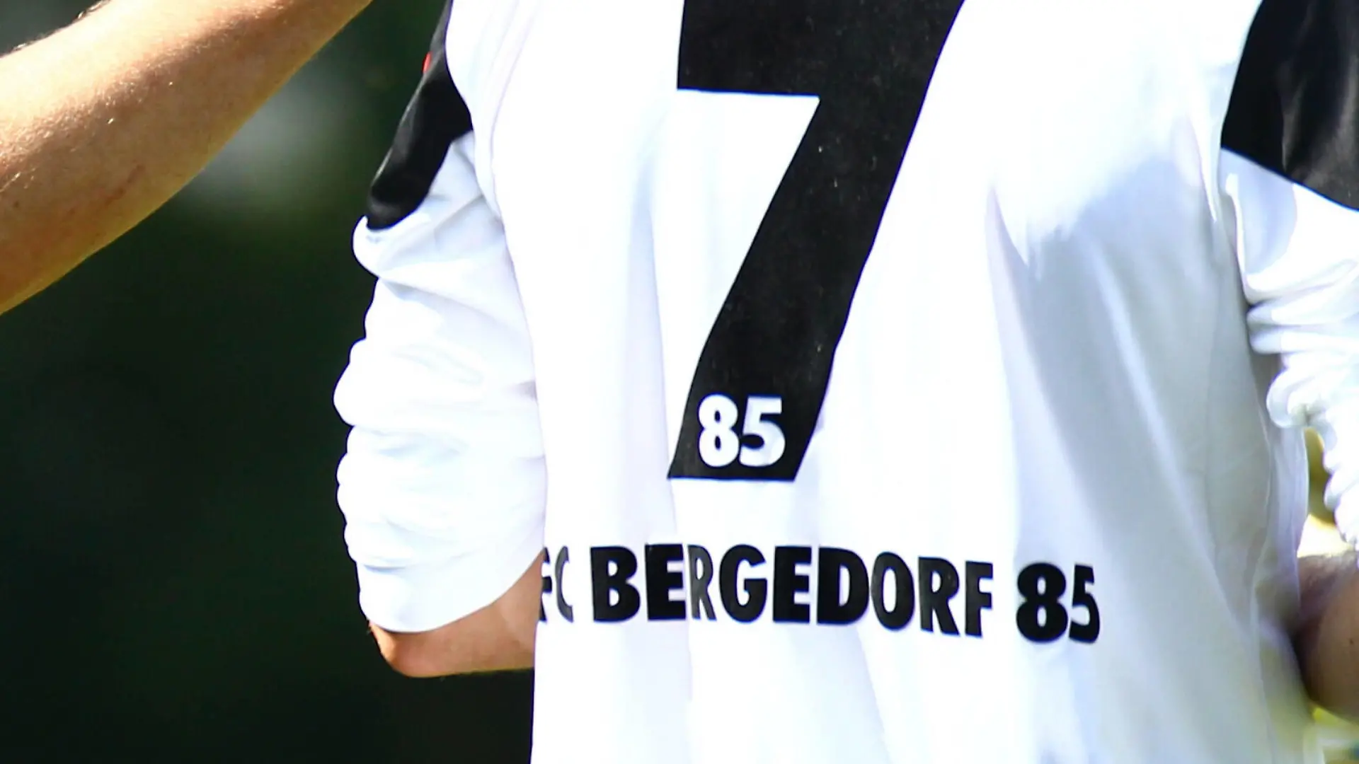 Trikot mit der Aufschrift FC Bergedorf 85. Die Partie der zweiten Mannschaft des Hamburger Fußballclubs in der Kreisklasse B6 gegen den TuS Hamburg II wurde am Sonntagnachmittag nach einer Roten Karte und einer anschließenden heftigen Schlägerei zwischen Spielern beider Teams abgebrochen. Nach Augenzeugen-Berichten flohen Spieler von Bergedorf 85, bevor die herbeigerufene Polizei die Anlage an den Sander Tannen erreichte. Symbolbild/Symbolfoto FC Bergedorf 85 Foto aus dem Jahr 2014. Bergedorf Hamburg *** Jersey with the inscription FC Bergedorf 85 The game of the second team of the Hamburg soccer club in the district class B6 against the TuS Hamburg II was canceled on Sunday afternoon after a red card and a subsequent violent brawl between players of both teams According to eyewitness reports, players of Bergedorf 85 fled before the summoned police reached the site at the Sander Tannen symbol image symbol photo FC Bergedorf 85 photo from 2014 Bergedorf Hamburg 