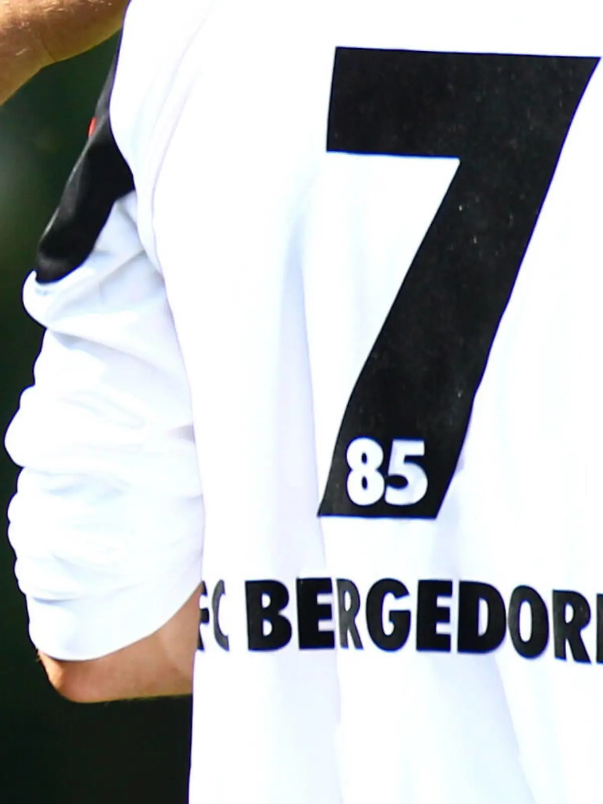 Trikot mit der Aufschrift FC Bergedorf 85. Die Partie der zweiten Mannschaft des Hamburger Fußballclubs in der Kreisklasse B6 gegen den TuS Hamburg II wurde am Sonntagnachmittag nach einer Roten Karte und einer anschließenden heftigen Schlägerei zwischen Spielern beider Teams abgebrochen. Nach Augenzeugen-Berichten flohen Spieler von Bergedorf 85, bevor die herbeigerufene Polizei die Anlage an den Sander Tannen erreichte. Symbolbild/Symbolfoto FC Bergedorf 85 Foto aus dem Jahr 2014. Bergedorf Hamburg *** Jersey with the inscription FC Bergedorf 85 The game of the second team of the Hamburg soccer club in the district class B6 against the TuS Hamburg II was canceled on Sunday afternoon after a red card and a subsequent violent brawl between players of both teams According to eyewitness reports, players of Bergedorf 85 fled before the summoned police reached the site at the Sander Tannen symbol image symbol photo FC Bergedorf 85 photo from 2014 Bergedorf Hamburg 