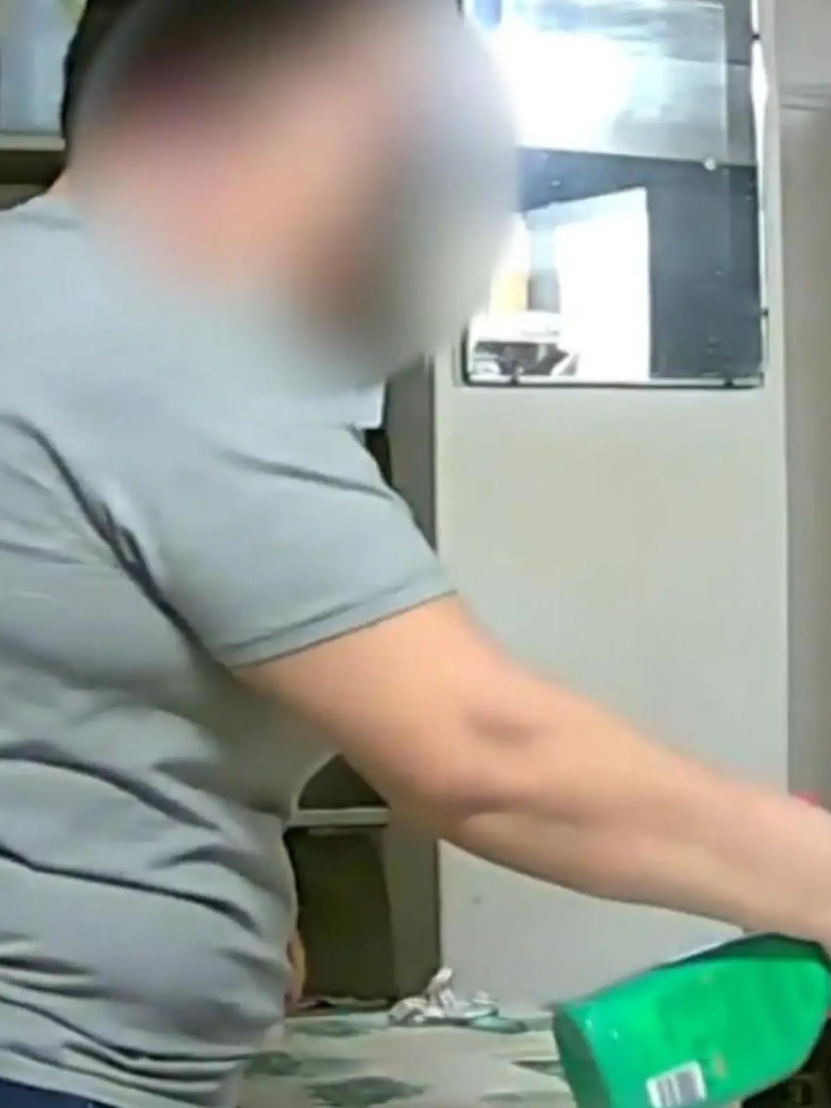 Eine Putzfrau vergiftet ihre Kollegin mit Badreiniger.