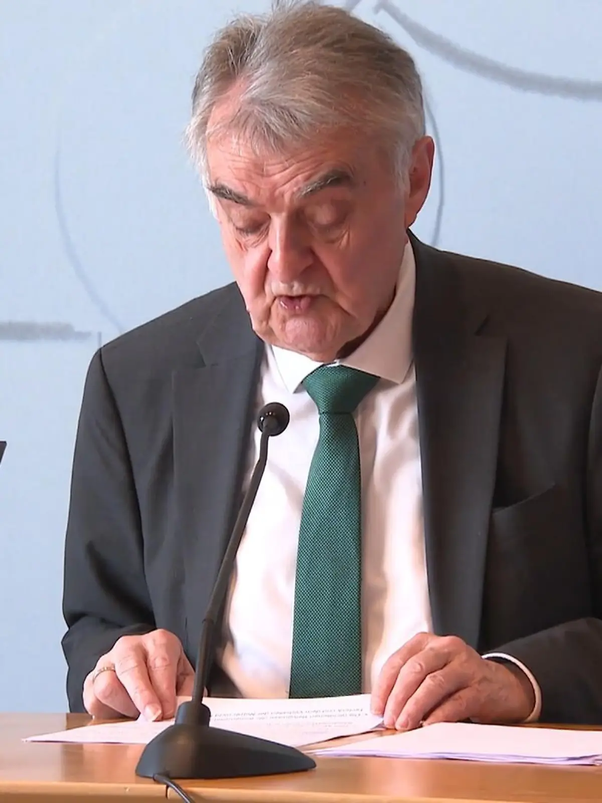 Bild zu: "Reul stellt Verfassungsschutzbericht vor"