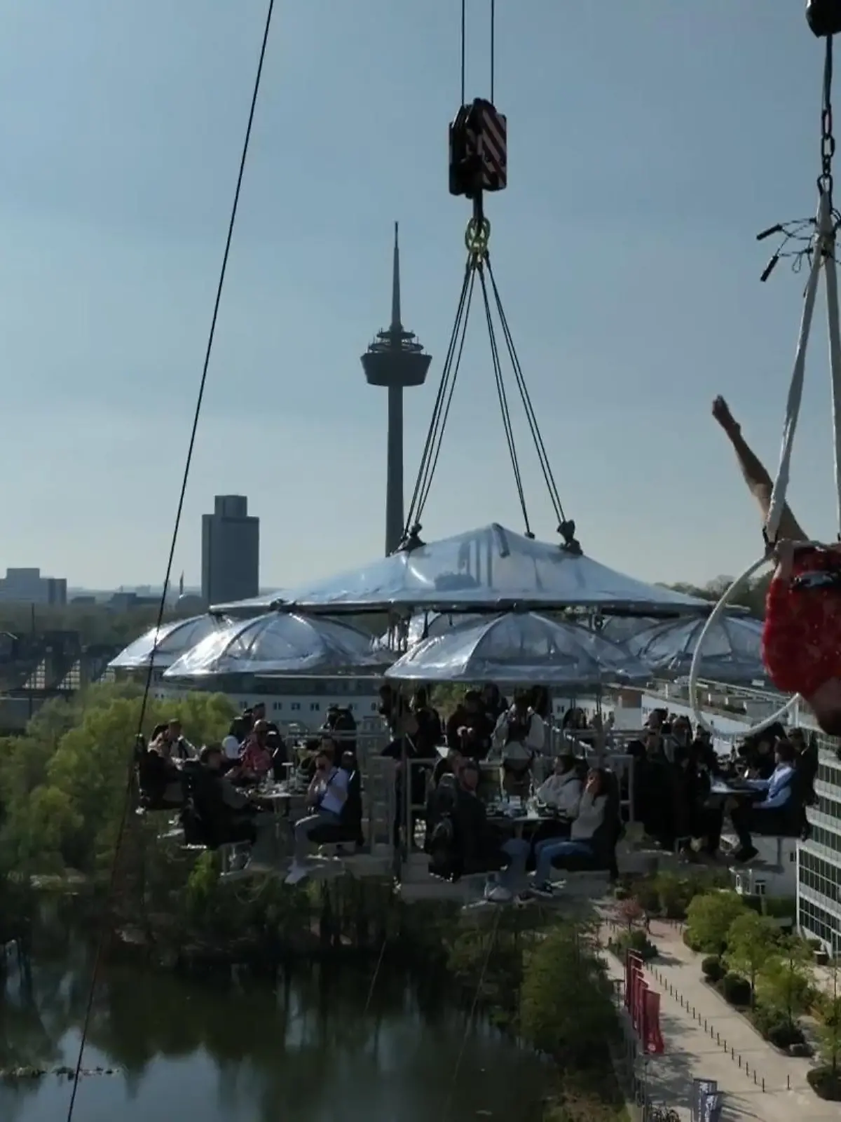 Bild zu: " „Dinner in the Sky“ in Köln"