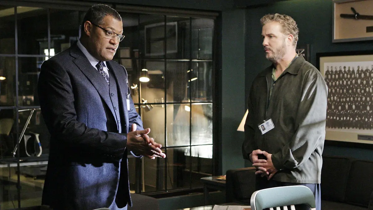 Laurence Fishburne (li.) in der Rolle des Pathologen Dr. Raymond Langston mit William Petersen als CSI-Ermittler Gil Grissom am Set von "CSI - Den Tätern auf der Spur".