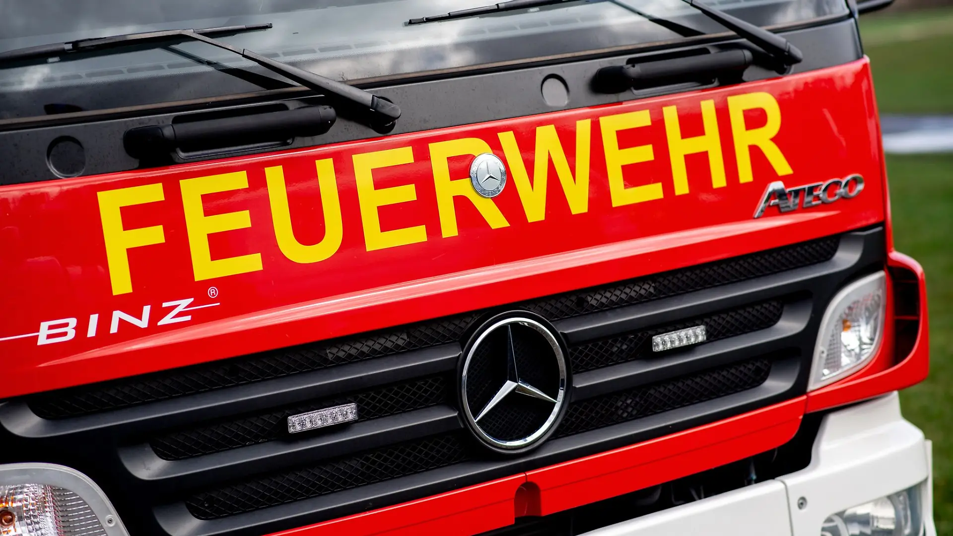Bei Löscharbeiten in einem Gebäude in Walsrode wurde eine tote Person gefunden. (Symbolbild)