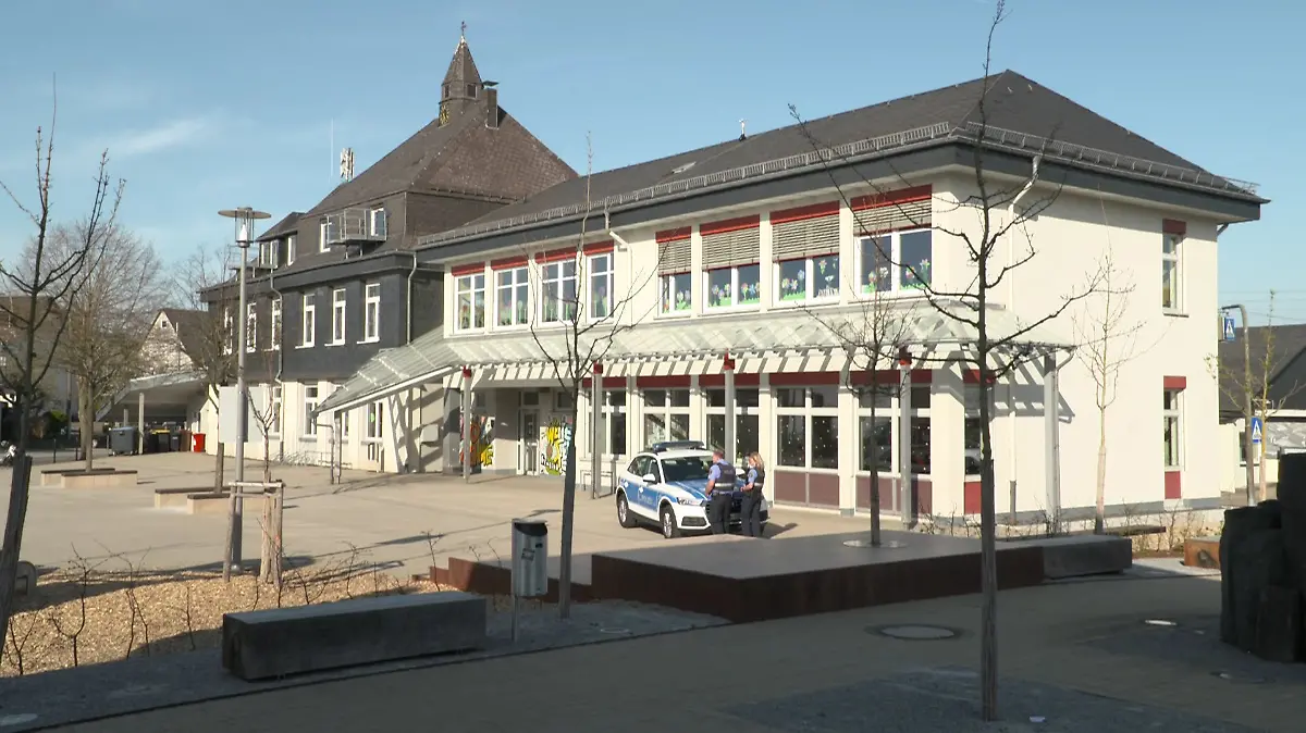 Diese Grundschule dient als Anlaufstelle für besorgte Anwohner.