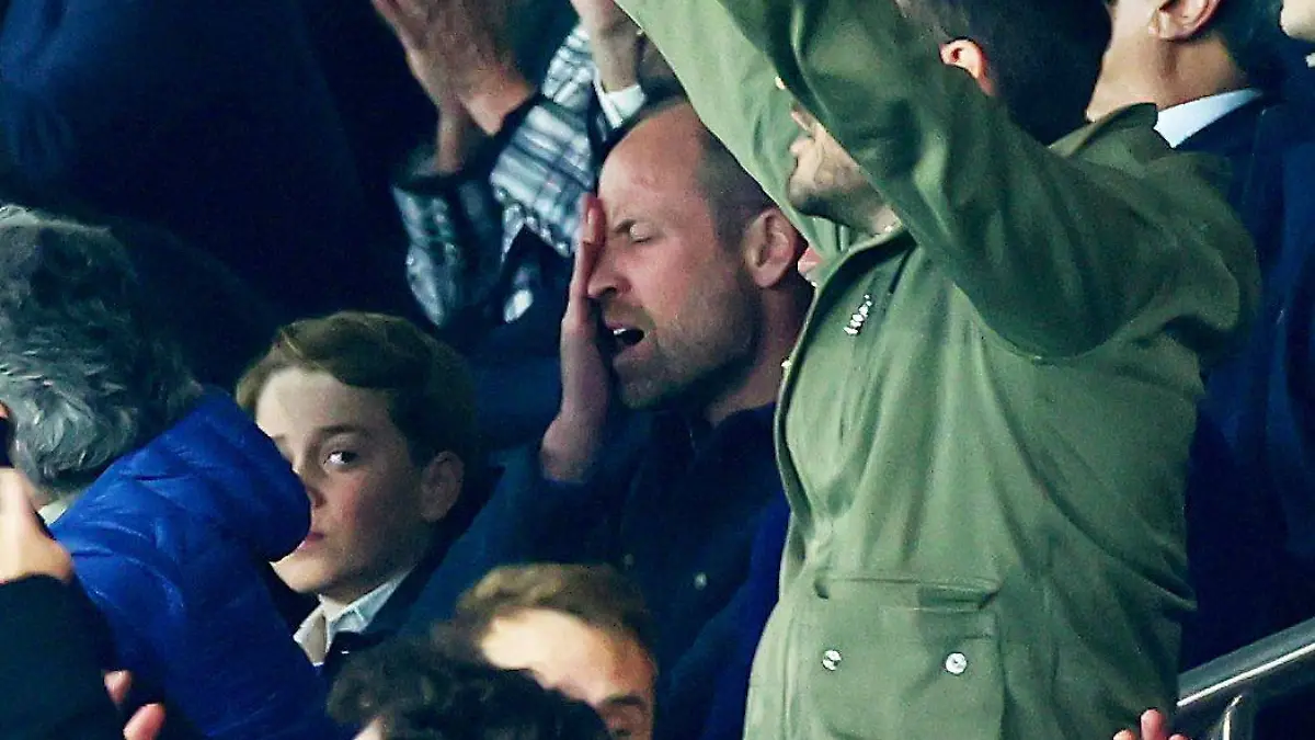 Prinz William muss eine Niederlage seines Lieblingsvereins Aston Villa bei Paris St. Germain ertragen