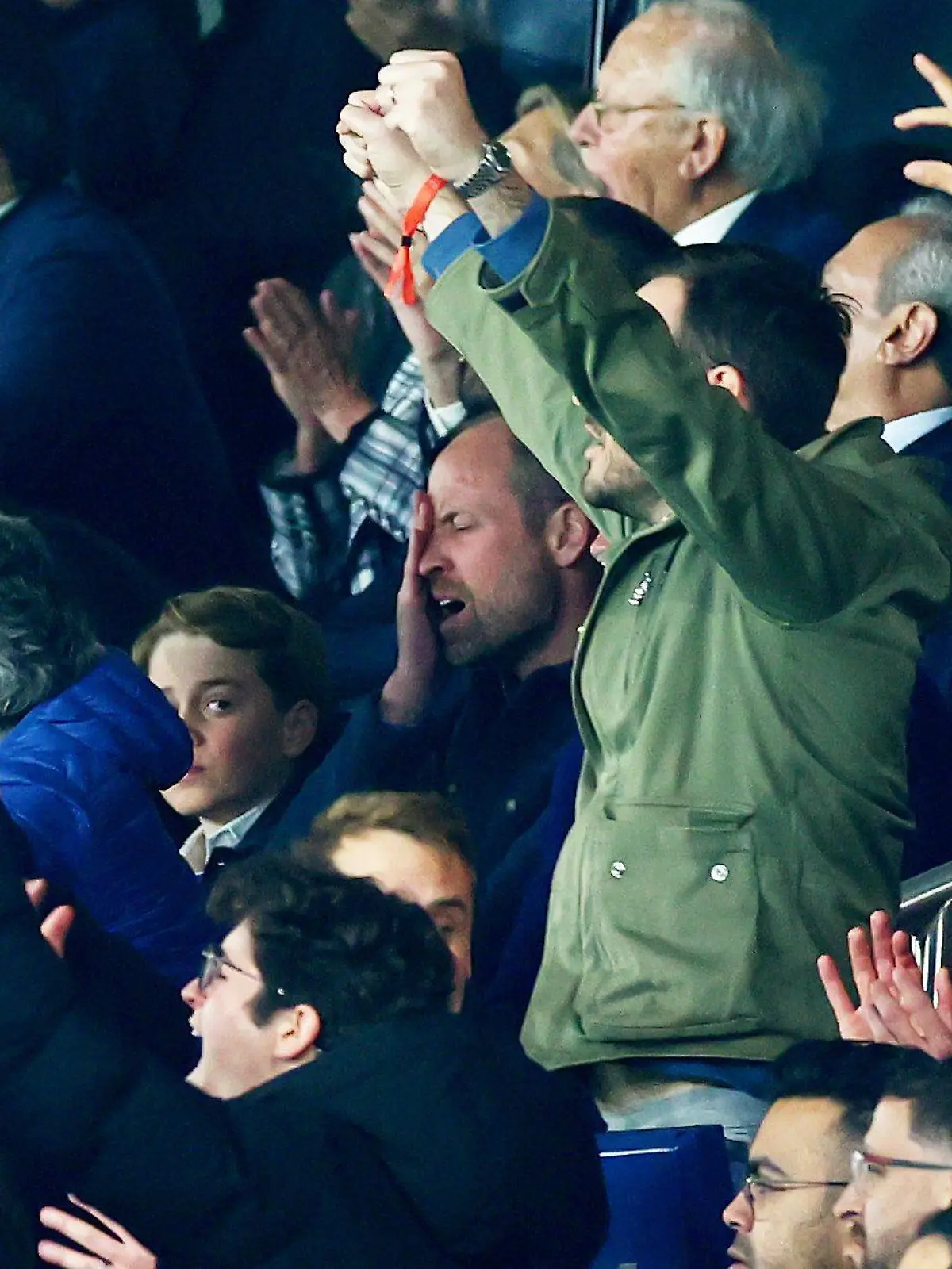 Prinz William muss eine Niederlage seines Lieblingsvereins Aston Villa bei Paris St. Germain ertragen