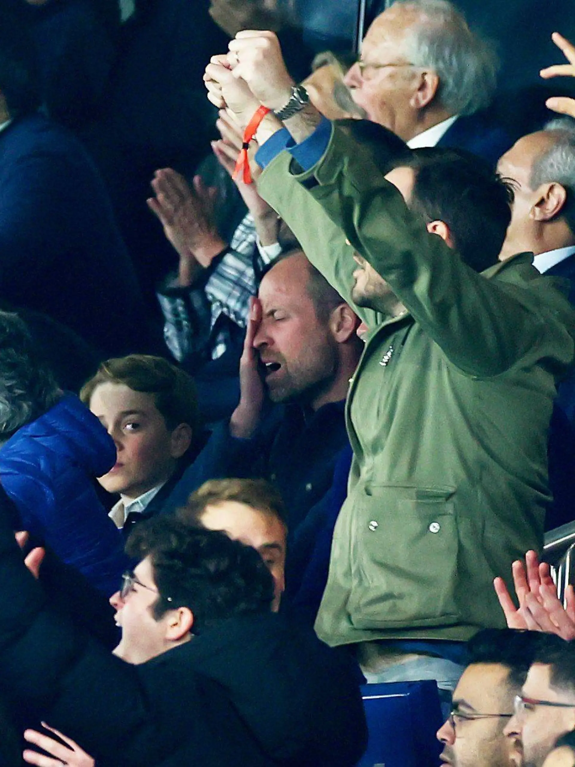 Prinz William muss eine Niederlage seines Lieblingsvereins Aston Villa bei Paris St. Germain ertragen