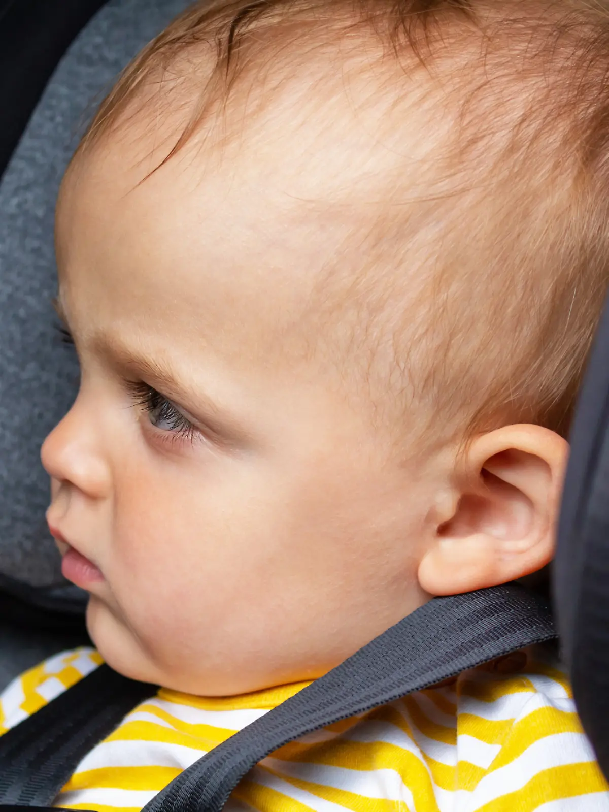 Bild zu: "Tagesmutter vergisst kleinen Jungen im Kindersitz am Straßenrand"