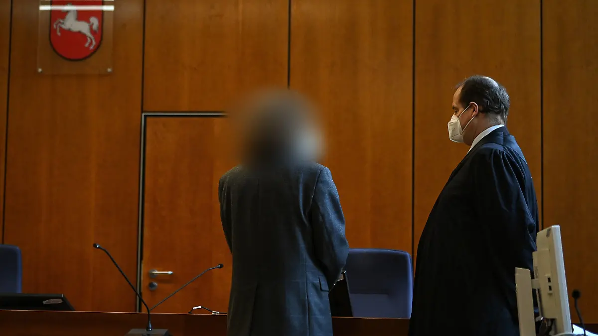 30.03.2022, Niedersachsen, Göttingen: Der Angeklagte (l) steht neben seinem Verteidiger Gero Geißlreiter vor der Urteilsverkündung im Landgericht. Dem Angeklagten wird sexuelle Nötigung in 21 Fällen an drei Frauen vorgeworfen. Foto: Swen Pförtner/dpa - ACHTUNG: Angeklagter auf Anweisung des Gerichts gepixelt +++ dpa-Bildfunk +++