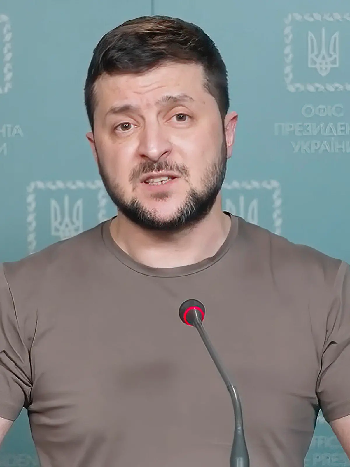 29.03.2022, Ukraine, Kiew: Dieses vom Pressebüro des ukrainischen Präsidenten zur Verfügung gestellte Videostandbild zeigt Wolodymyr Selenskyj, Präsident der Ukraine, am Dienstagabend. Foto: Uncredited/Ukrainian Presidential Press Office/AP/dpa +++ dpa-Bildfunk +++