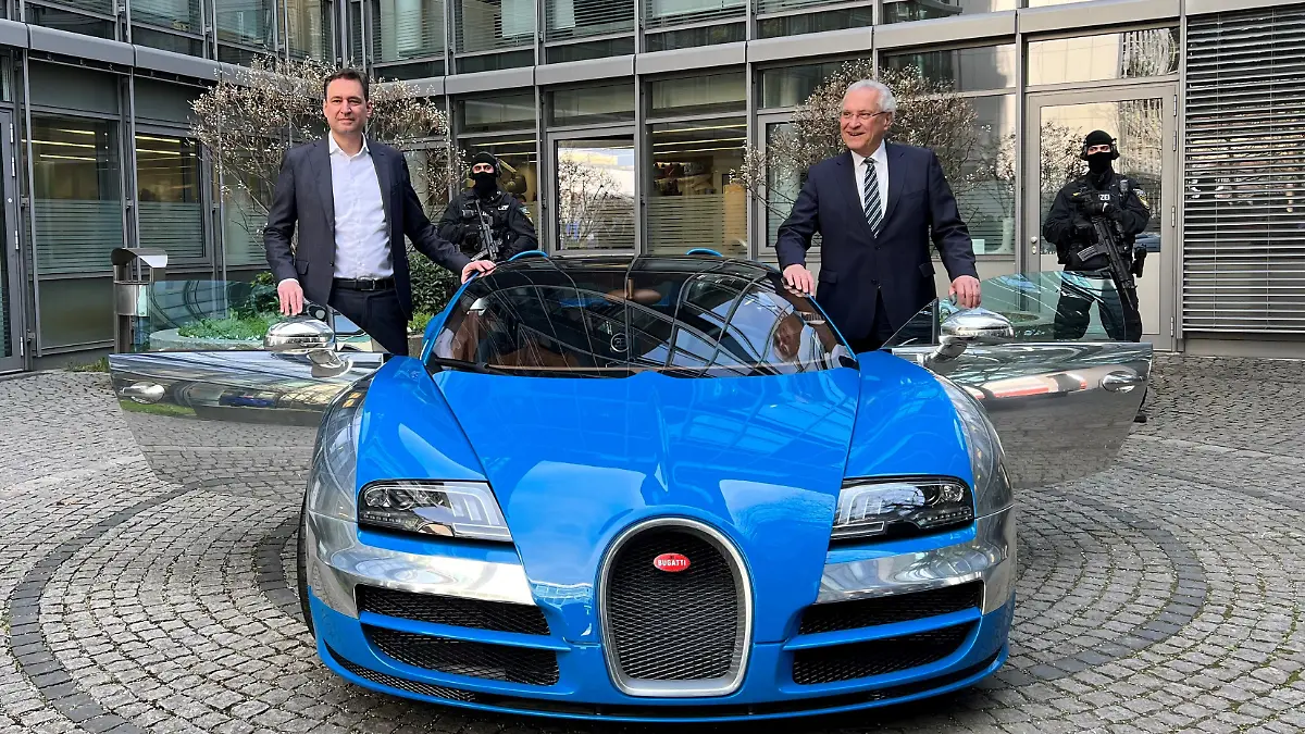 041 Foto_3_Justizminister Eisenreich und Innenminister Herrmann mit einem weiteren Luxusauto_v.l.jpg