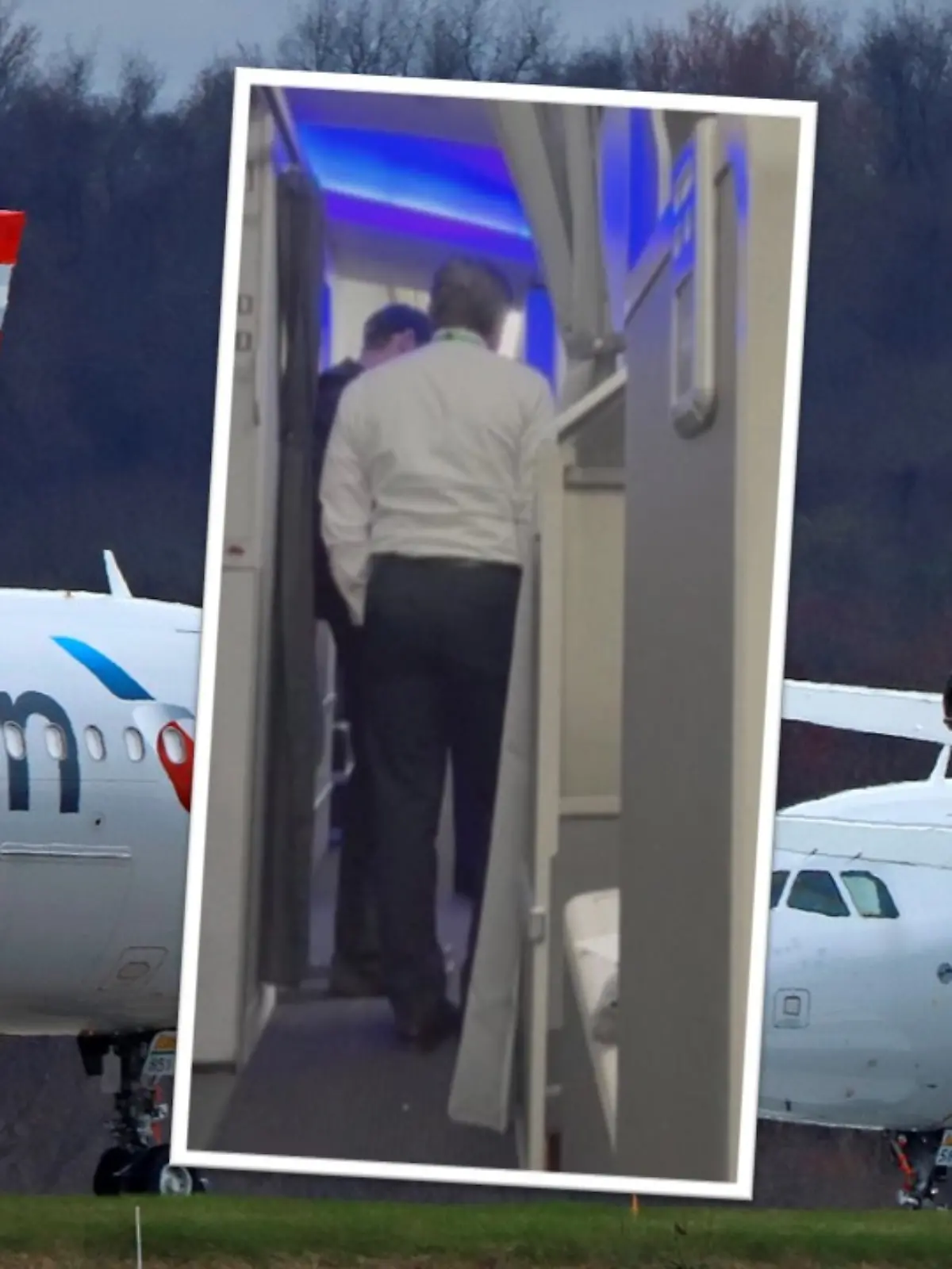 Der randalierende Passagier wird nach der Landung von Sicherheitsbeamten von Bord begleitet. 