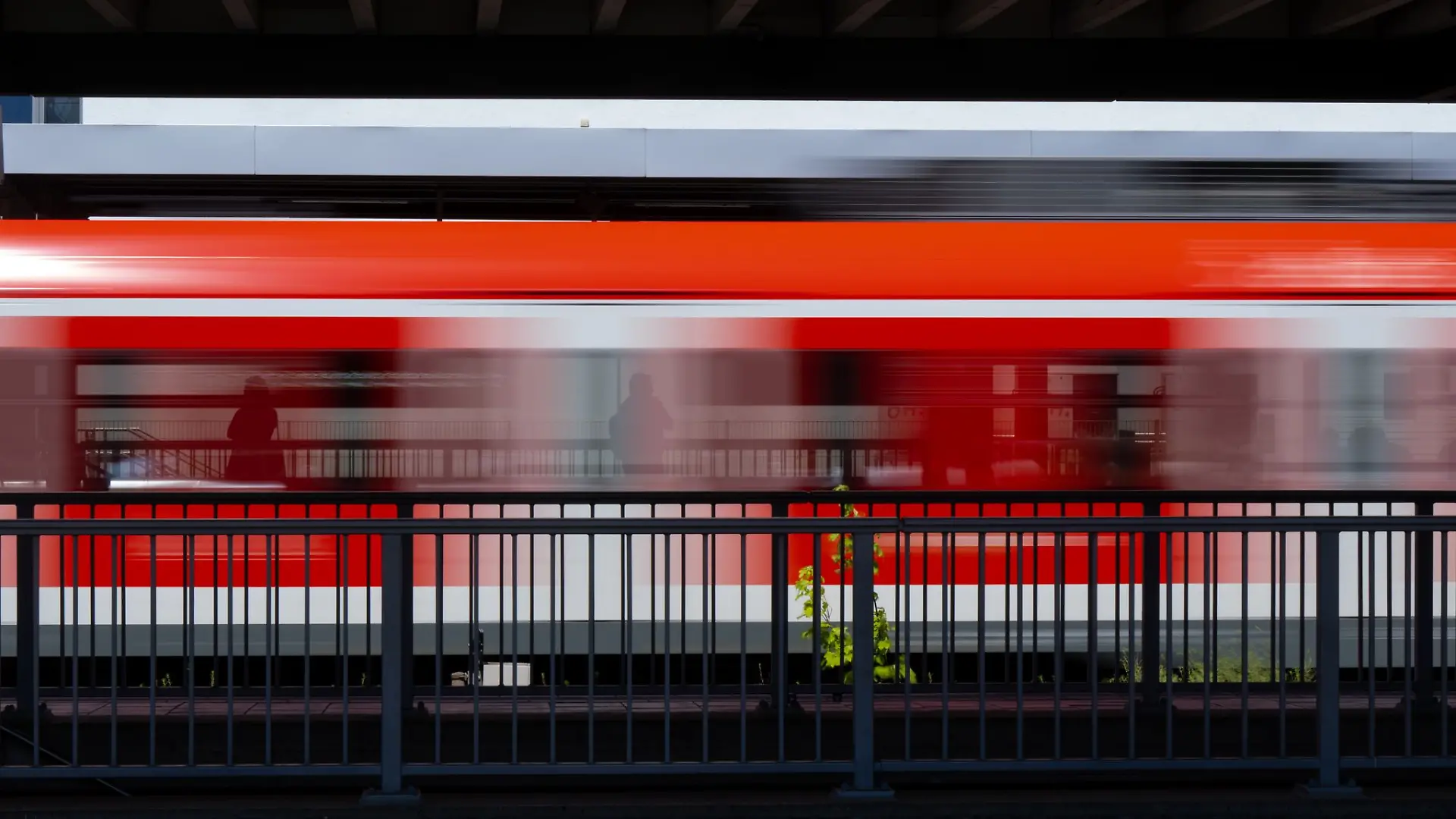 Vier junge Menschen sehen, wie der Mann stürzt. Sie retten ihn von der Bahnsteigkante. (Symbolbild)