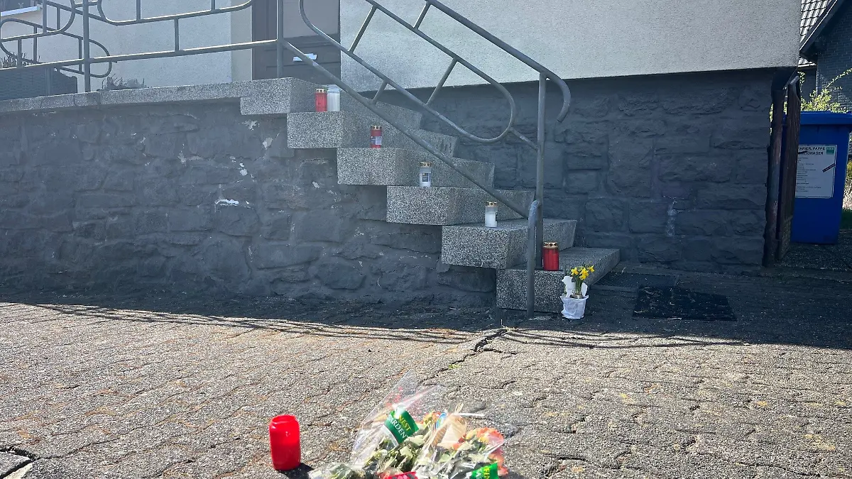 Blumen und Kerzen am Haus der ermordeten Familie in Weitefeld
