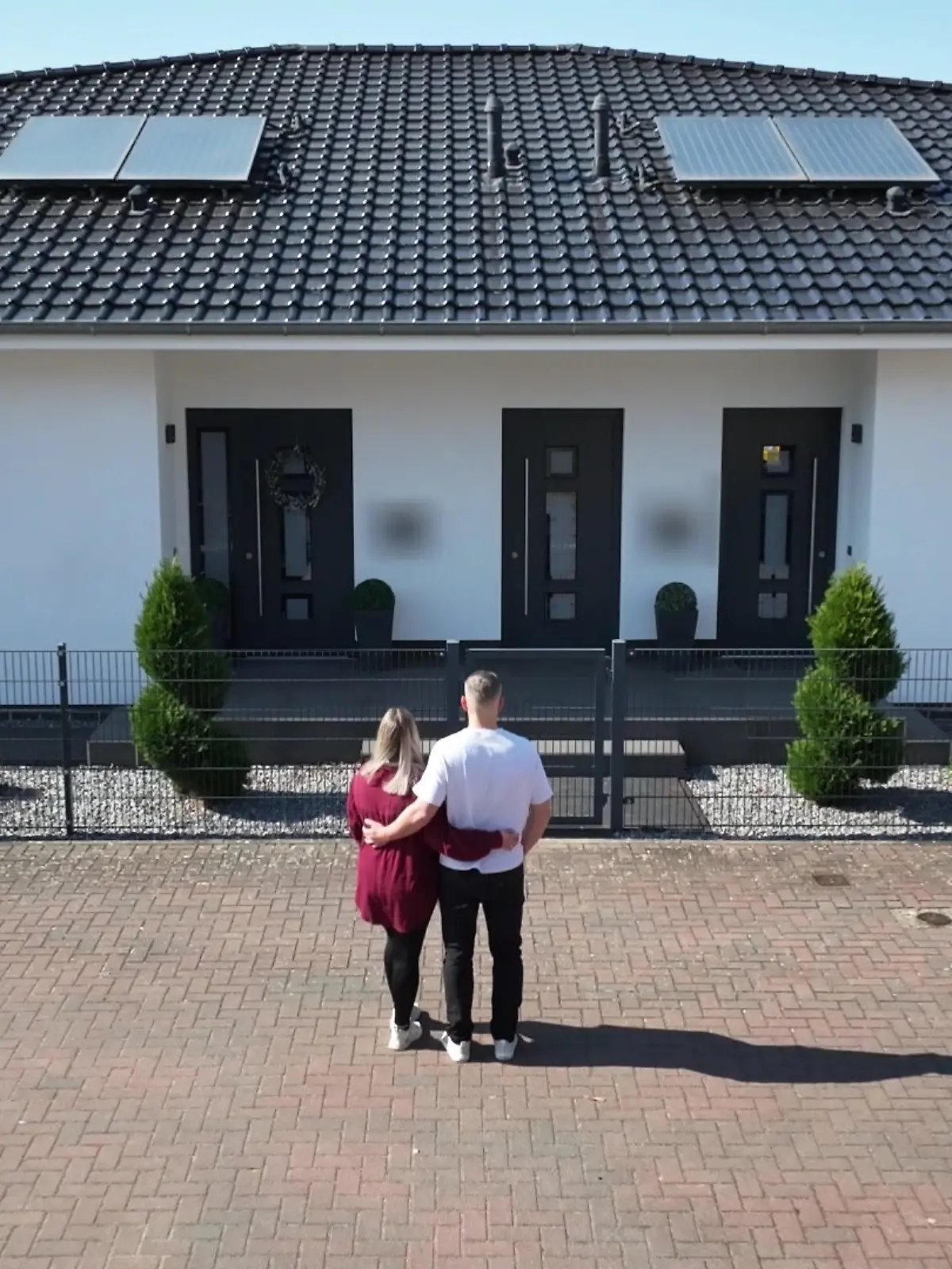 Familie Hoffmann ist verzweifelt. Müssen sie jetzt wirklich 400.000 Euro zahlen, weil ihr Haus zu breit ist?