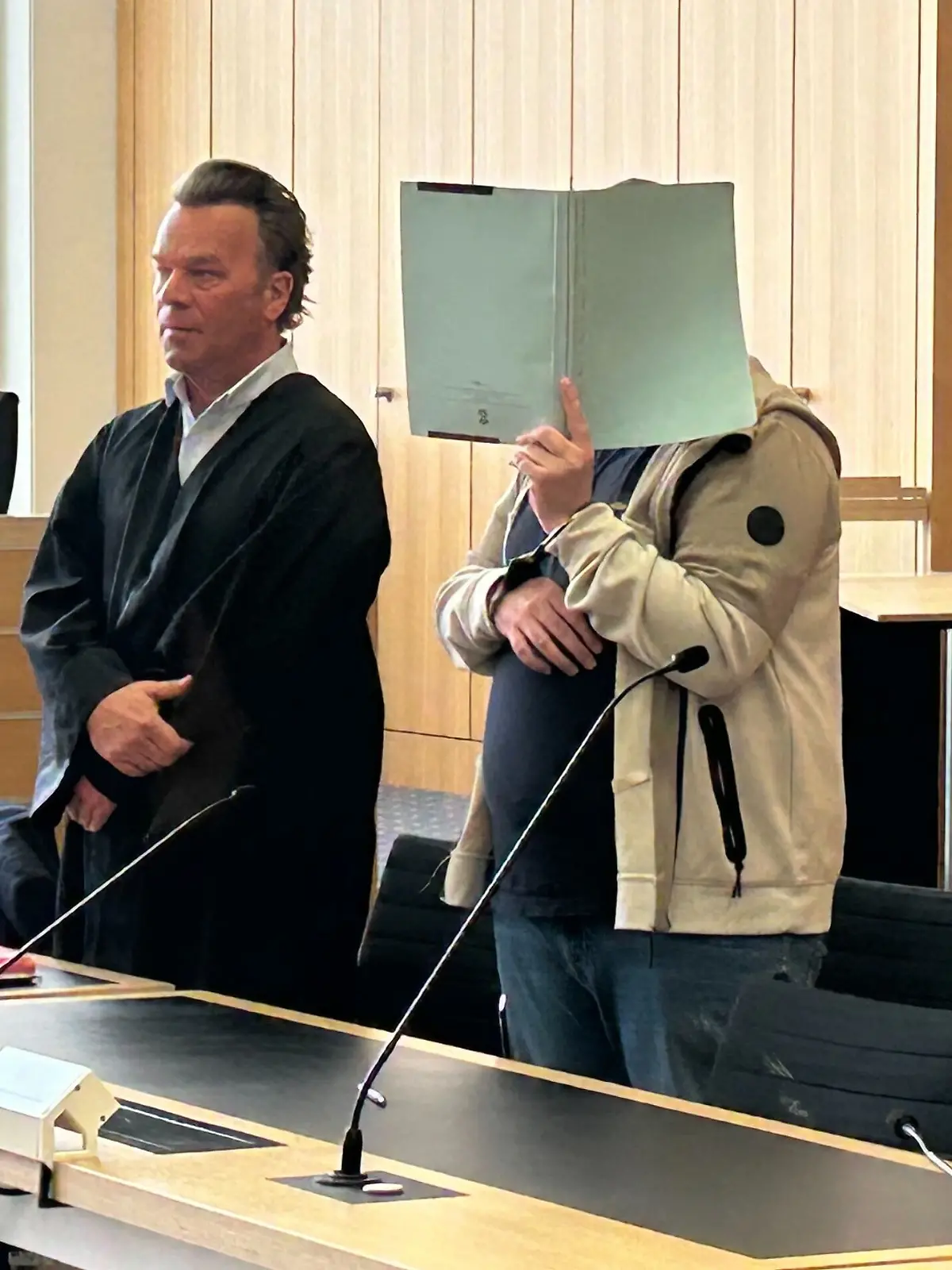 Der Angeklagte Tobias H. entschuldigt sich heute bei seinem ehemaligen Chef: „Ich kann es nicht rückgängig machen, aber ich hoffe, dass es dir bald wieder besser geht.“