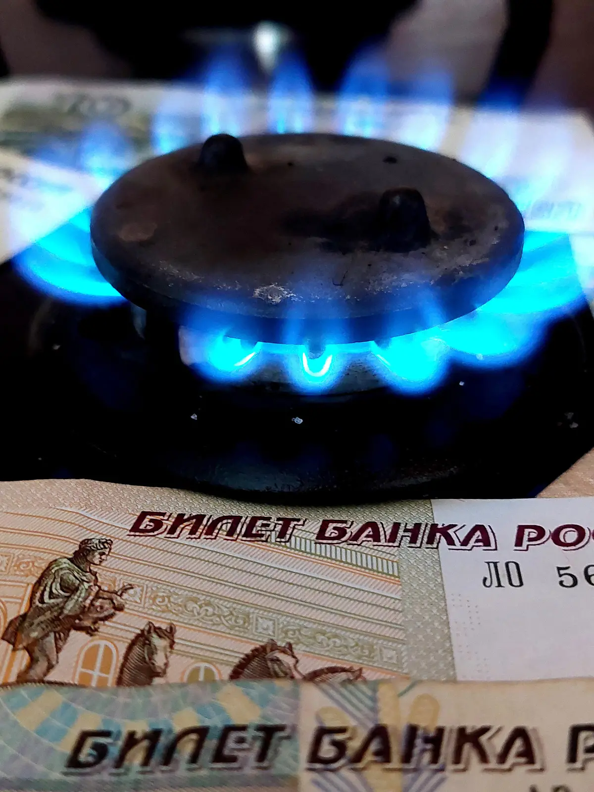 Flames from a gas burner on a cooker and Russian roubles are seen on March 24, 2022 in this illustration photo for paying a gas in Russian roubles, in Sibenik, Croatia. President Vladimir Putin said on Wednesday that Russia will seek payment in roubles for gas sold to "unfriendly" countries. Photo: Dusko Jaramaz/PIXSELL