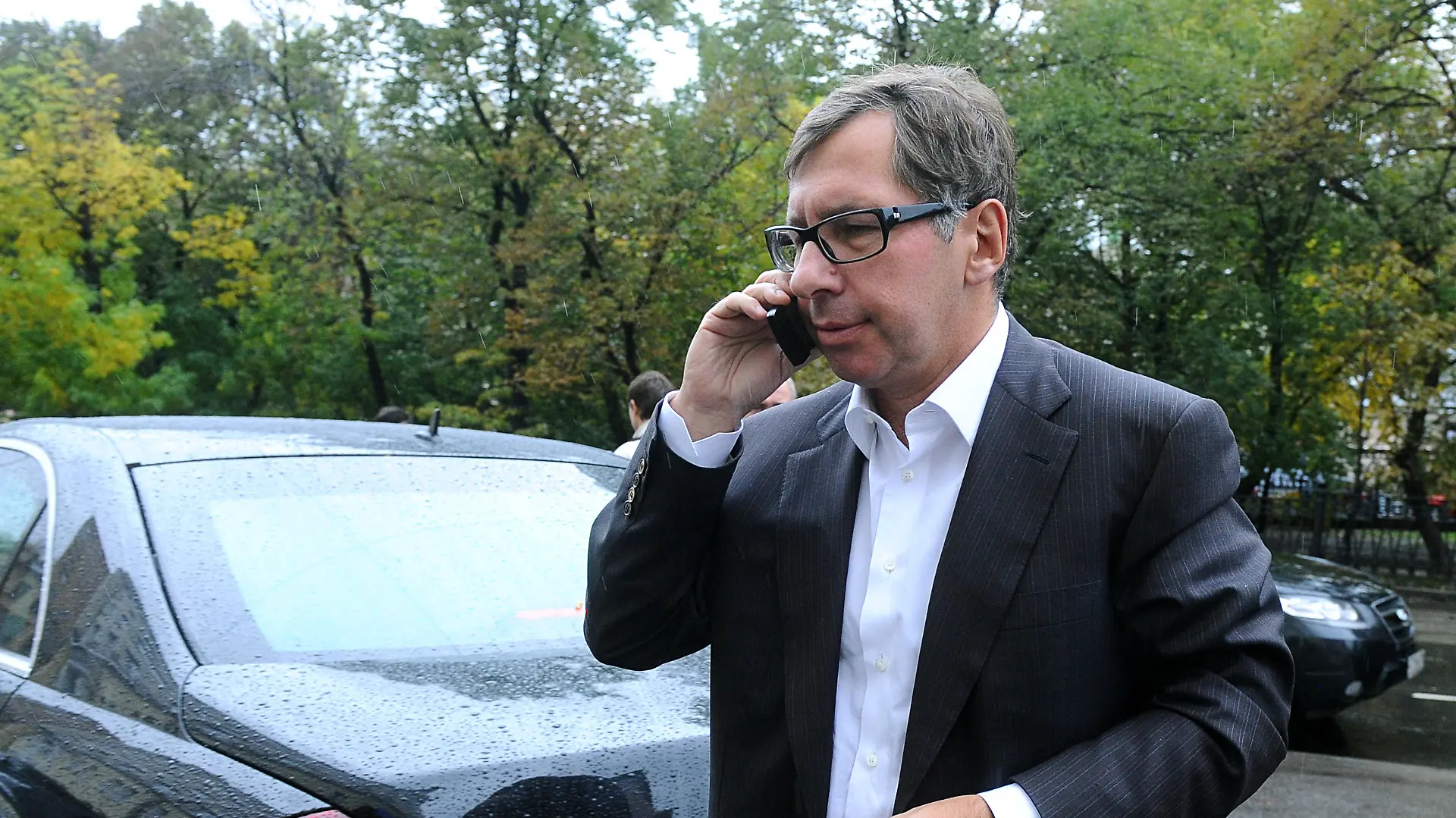 ITAR-TASS: MOSCOW, RUSSIA. SEPTEMBER 22, 2010. Alfa Bank's president Pyotr Aven on mobile / cellphone after the unveiling of a bust of Yegor Gaidar, a Russian reformer and economist, at the State University "Higher School of Economics". (Photo ITAR-TASS / Valery Sharifulin)