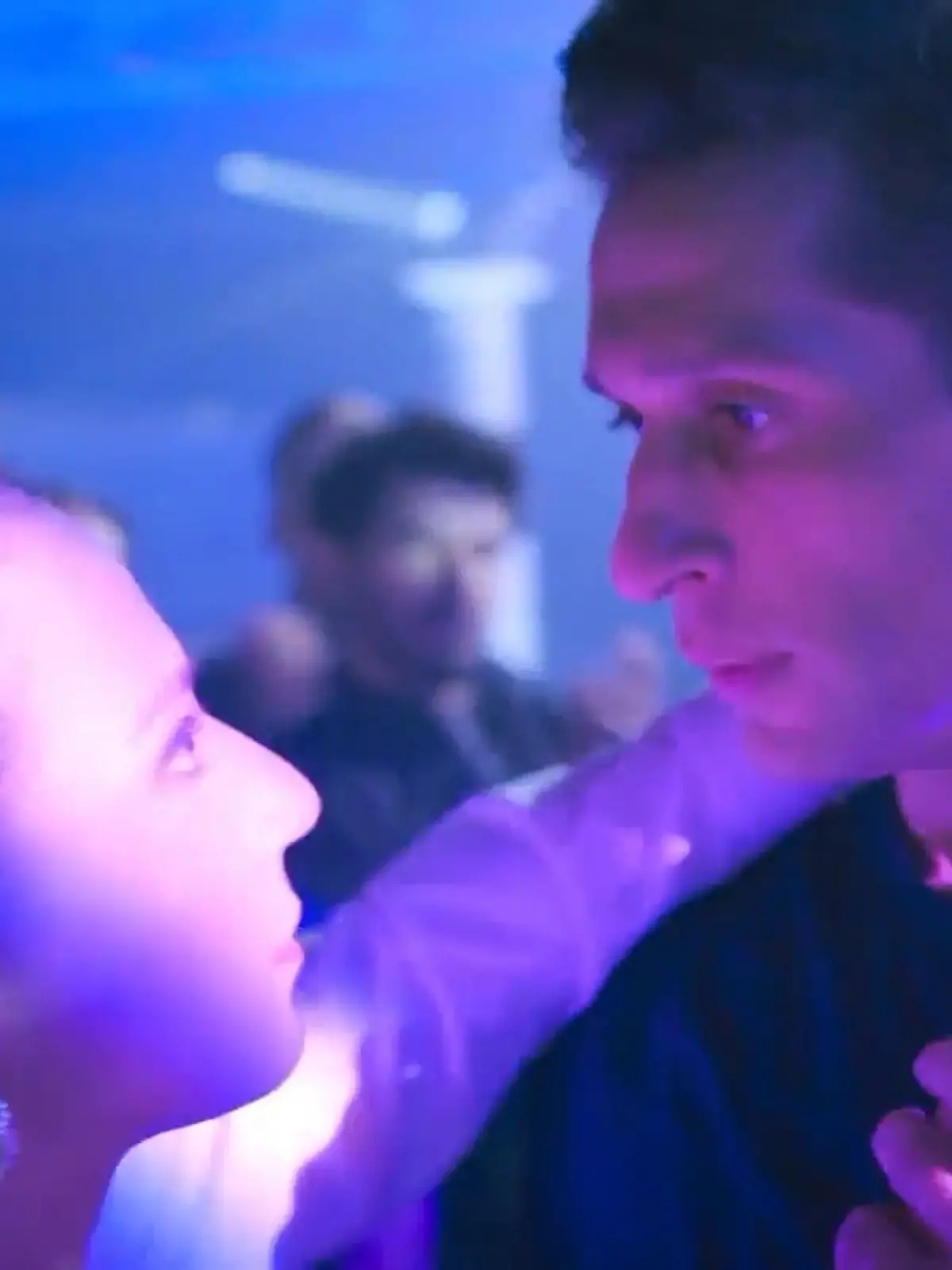 AWZ: Charlie und Deniz schauen sich beim Tanzen tief in die Augen