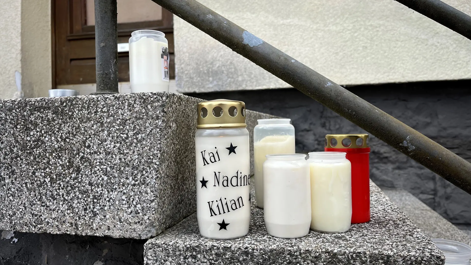 Kerzen stehen vor dem Haus in Weitefeld, in dem der Westerwald-Killer Kai, Kilian und Nadine S. getötet hat. 