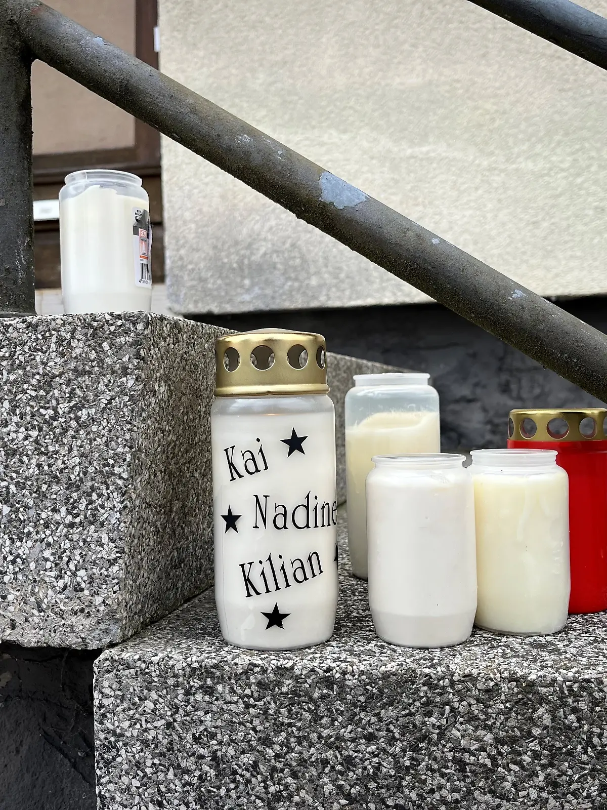 Kerzen stehen vor dem Haus in Weitefeld, in dem der Westerwald-Killer Kai, Kilian und Nadine S. getötet hat. 