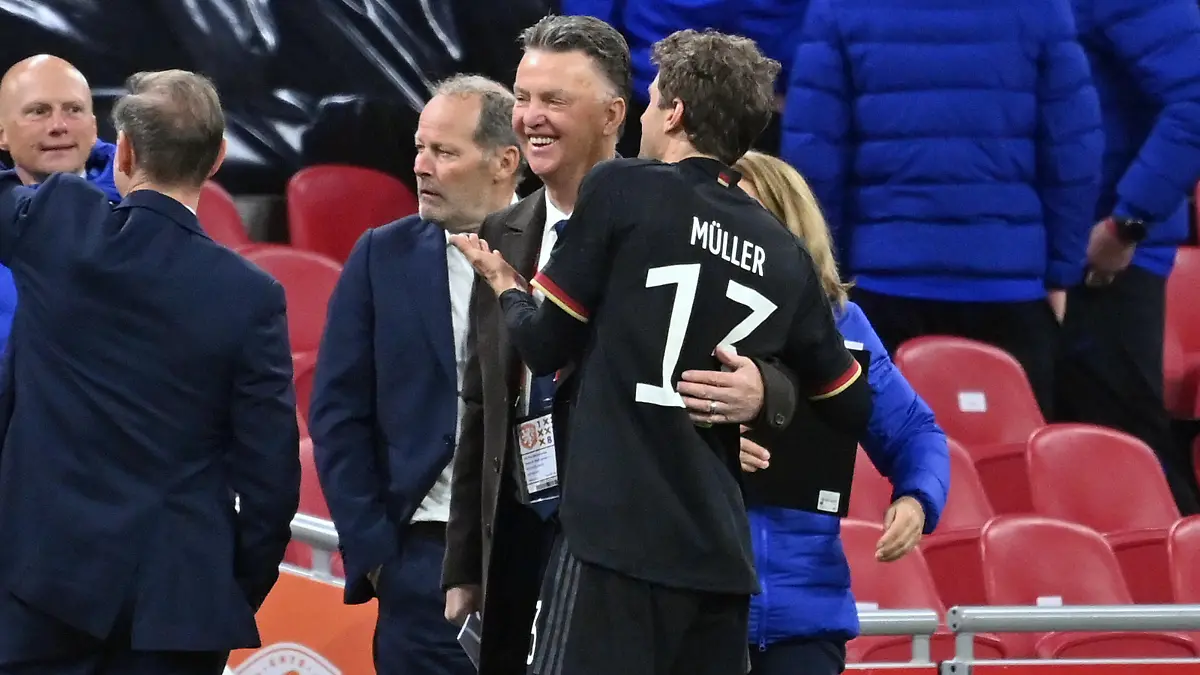 Trainer Louis VAN GAAL NED mit Thomas MUELLER GER nach Spielende . Fussball Laenderspiel Niederlande - Deutschland 1-1 am 29.03.2022 in Amsterdam Johan-Cruyff-Arena. Sven Simon Fotoagentur GmbH & Co. Pressefoto KG Prinzess-Luise-Str. 41 45479 M u e l h e i m / R u h r Tel. 0208/9413250 Fax. 0208/9413260 GLS Bank BLZ 430 609 67 Kto. 4030 025 100 IBAN DE75 4306 0967 4030 0251 00 BIC GENODEM1GLS www.svensimon.net UEFA regulations prohibit any use of photographs as image sequences and/ or quasi-video *** Coach Louis VAN GAAL NED with Thomas MUELLER GER after the end of the game Football match Netherlands Germany 1 1 on 29 03 2022 in Amsterdam Johan Cruyff Arena Sven Simon Fotoagentur GmbH Co Pressefoto KG Prinzess Luise Str 41 45479 M u e l h e i m R u h r Tel 0208 9413250 Fax 0208 9413260 GLS Bank BLZ 430 609 67 Kto 4030 025 100 IBAN DE75 4306 0967 4030 0251 00 BIC GENODEM1GLS www svensimon net UEFA regulations prohibit any use of photographs as image sequences and or quasi video 