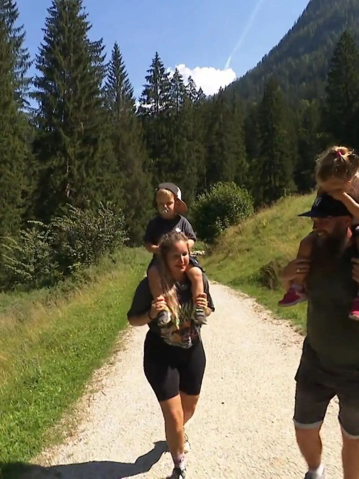 Bild zu: "Jules, Max und die Kinder erkunden die Klamm"