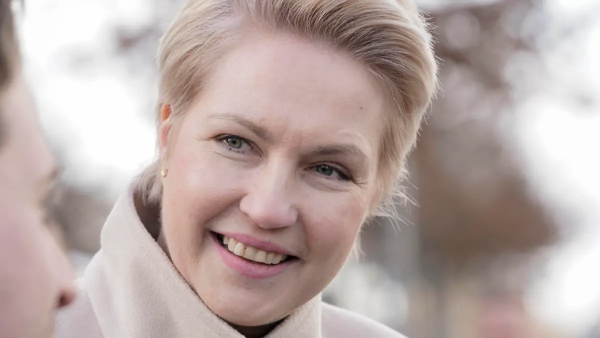 Fototermin im Vorfeld der Bundesversammlung der SPD Aktuell, 12.02.2022, Berlin, Manuela Schwesig Ministerpraesidentin des Landes Mecklenburg-Vorpommern im Portrait beim Bildtermin im Vorfeld der 17. Bundesversammlung mit dem Bundeskanzler, den Parteivorsitzenden, den Fraktionsvorsitzenden sowie prominenten Wahlfrauen und Wahlmaennern der SPD Berlin Berlin Deutschland *** Photo appointment in the run-up to the federal convention of the SPD Current, 12 02 2022, Berlin, Manuela Schwesig Ministerpraesidentin of the state of Mecklenburg Western Pomerania in the portrait at the photo appointment in the run-up to the 17 federal convention with the Chancellor, the party chairmen, the parliamentary group chairmen as well as prominent election wo