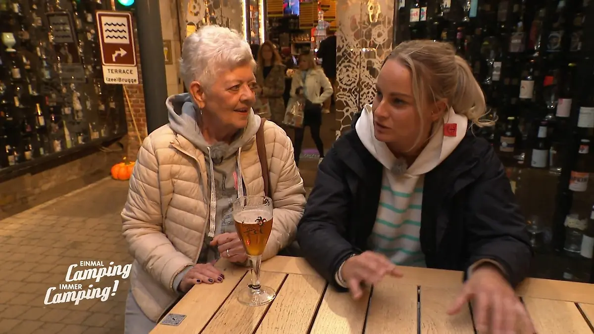 Conny gönnt sich ein "frisch gezapftes“ Bier Auf ihren geliebten Ralle