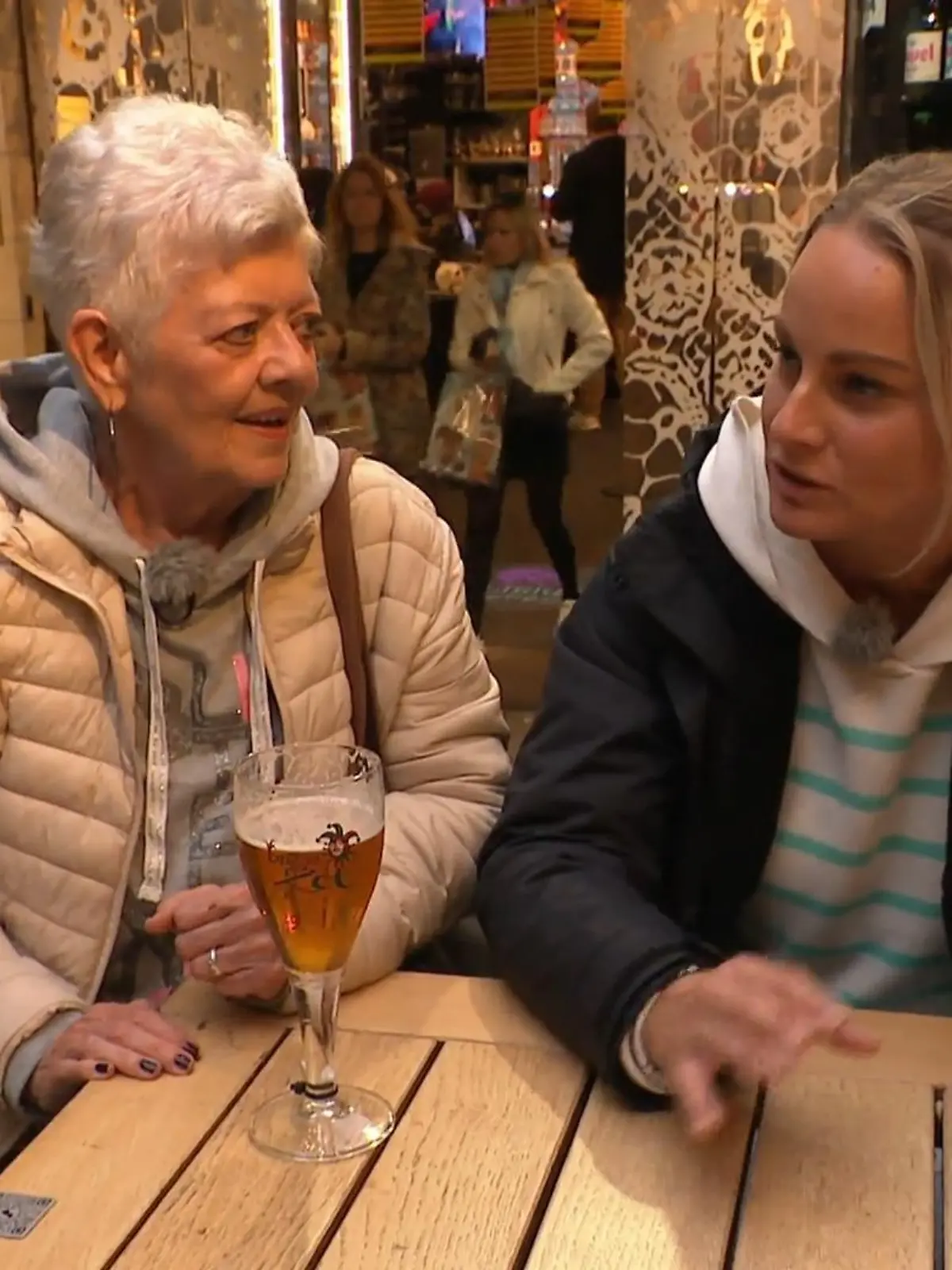 Bild zu: "Conny gönnt sich ein "frisch gezapftes“ Bier"