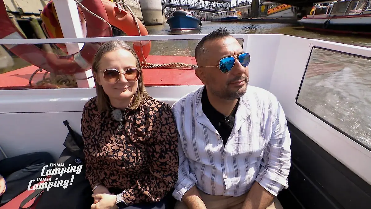 Ali und Daniela genießen eine Hafenrundfahrt Auf der Elbe