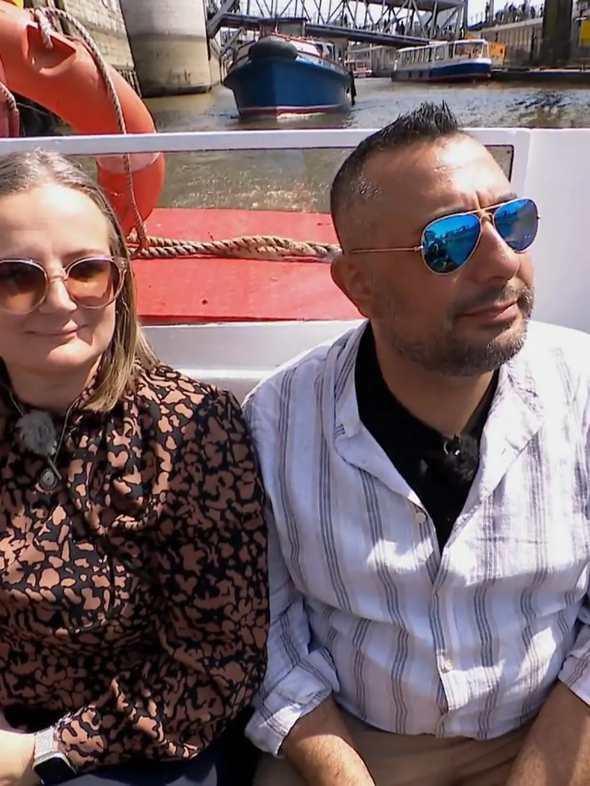 Bild zu: "Ali und Daniela genießen eine Hafenrundfahrt"