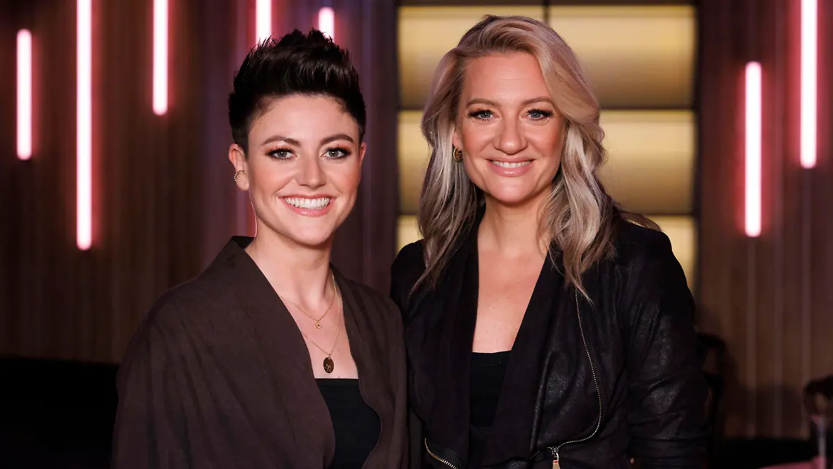 Comedienne Tahnee Schaffarczyk und Sängerin Juliette Schoppmann, seit 2023 verheiratet, zu Gast in der WDR-Sendung Kölner Treff im WDR-Studio Bocklemünd. Köln, 15.06.2023 NRW Deutschland *** Comedienne Tahnee Schaffarczyk and singer Juliette Schoppmann, married since 2023, guest in the WDR program Kölner Treff in the WDR Studio Bocklemünd Cologne, 15 06 2023 NRW Germany Copyright: xChristophxHardtx