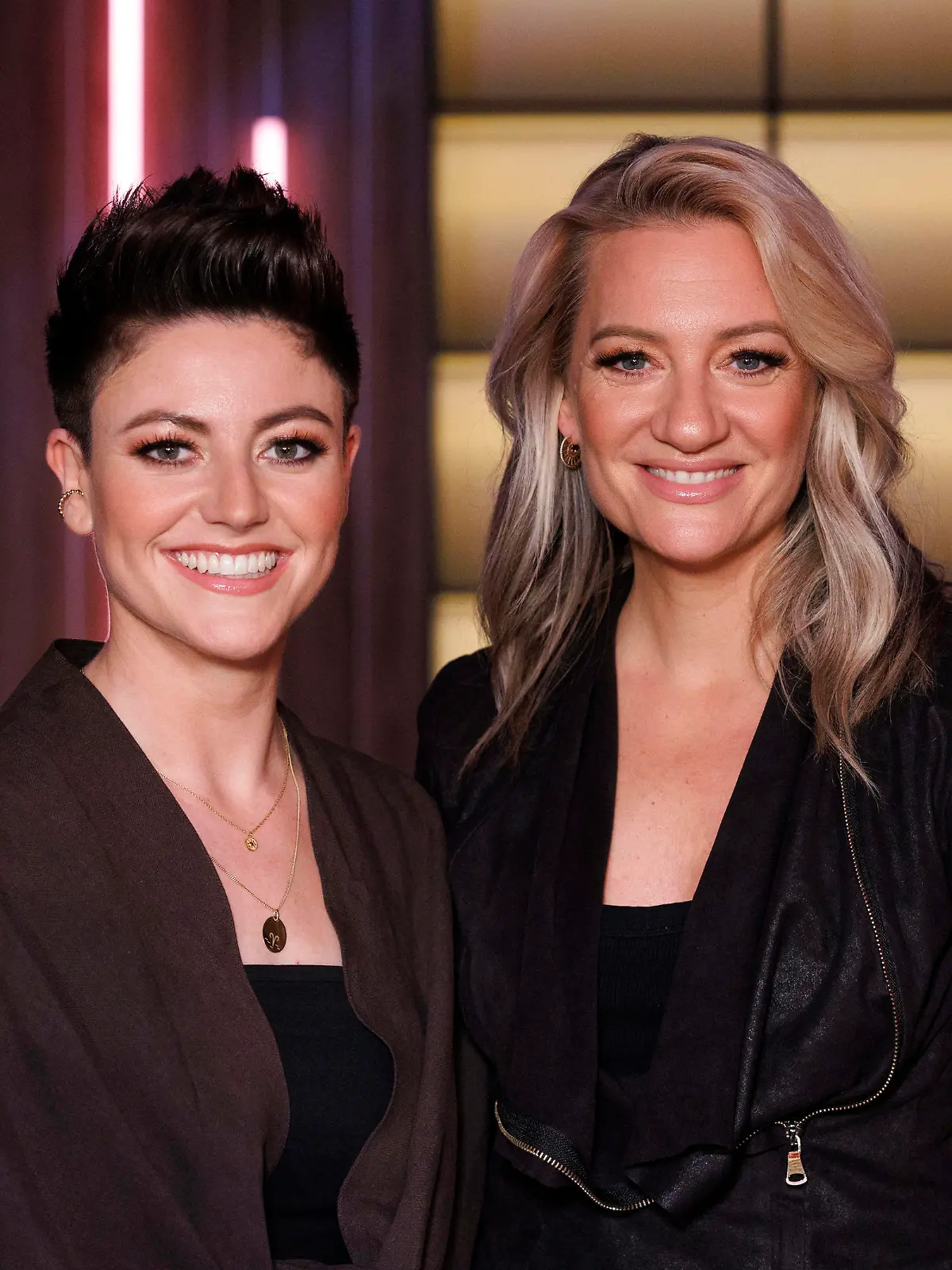 Comedienne Tahnee Schaffarczyk und Sängerin Juliette Schoppmann, seit 2023 verheiratet, zu Gast in der WDR-Sendung Kölner Treff im WDR-Studio Bocklemünd. Köln, 15.06.2023 NRW Deutschland *** Comedienne Tahnee Schaffarczyk and singer Juliette Schoppmann, married since 2023, guest in the WDR program Kölner Treff in the WDR Studio Bocklemünd Cologne, 15 06 2023 NRW Germany Copyright: xChristophxHardtx