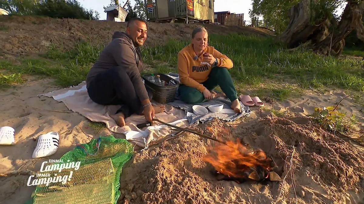 Ali und Daniela genießen den letzten Abend Lagerfeuer-Romantik