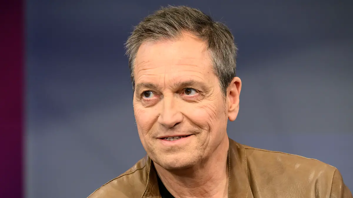 Kabarettist Dieter Nuhr war am 9. April 2025 bei der ARD-Talkshow „Maischberger” mit Sandra Maischberger im Studio.