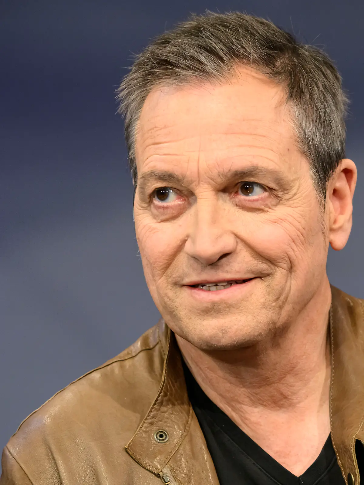 Kabarettist Dieter Nuhr war am 9. April 2025 bei der ARD-Talkshow „Maischberger” mit Sandra Maischberger im Studio.