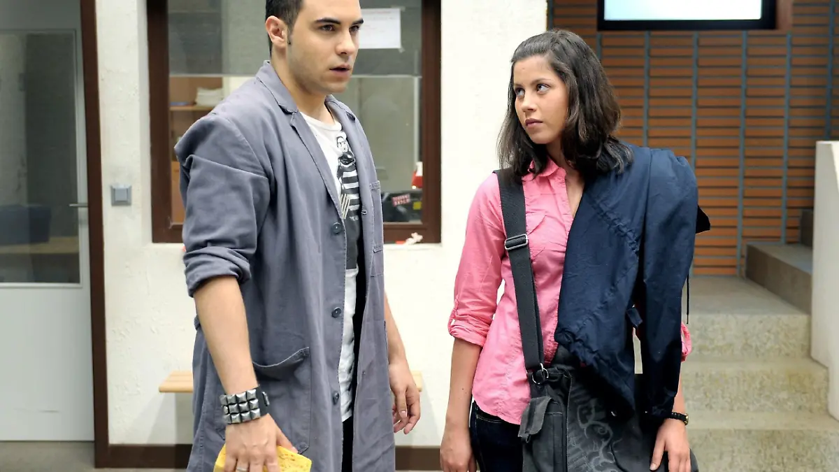 Easy (Lars Steinhöfel) lässt seinen Frust über seine schleppende Karriere als Fotograf bei Sina (Valea Katharina Scalabrino) raus.