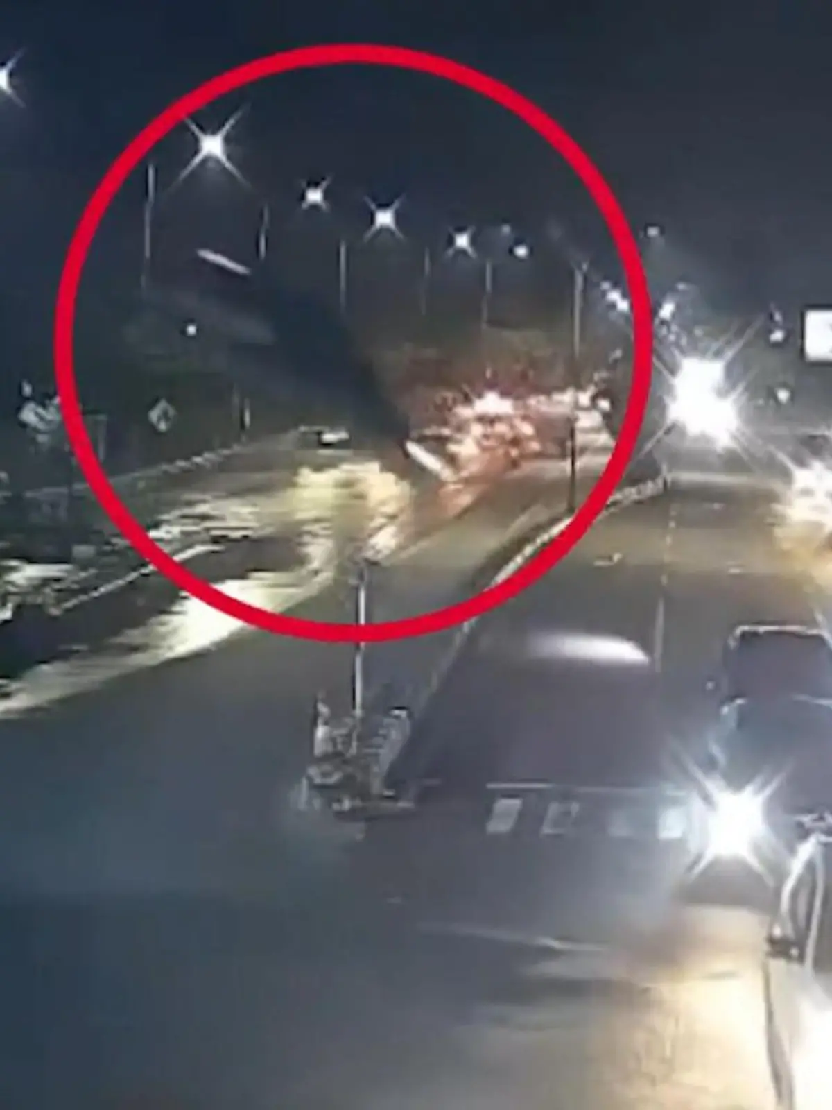 Bild zu: "Weil Navi Route ändert! Fahrer (61) stürzt zwölf Meter von Brücke"