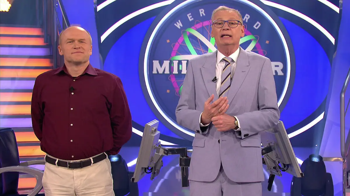 „Wer wird Millionär?”-Moderator Günther Jauch (r.) mit Überhangkandidat Andy Sischka