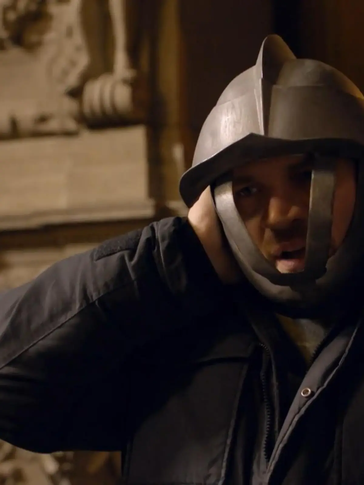 Bild zu: "Erik wird zum verklemmten Ritter: „Toni, es geht nicht!”"