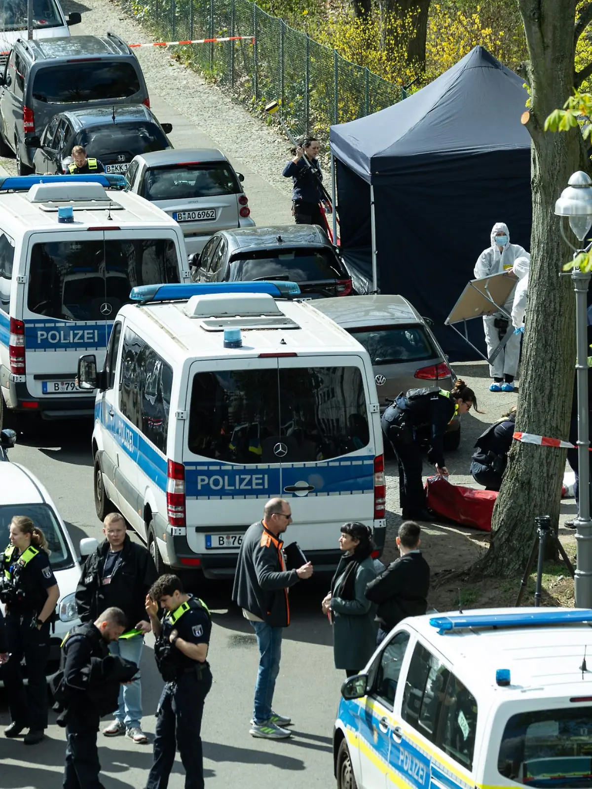 Bild zu: "Haftbefehle gegen zwei Handwerker nach Tod von Mann auf Gehweg in Berlin"